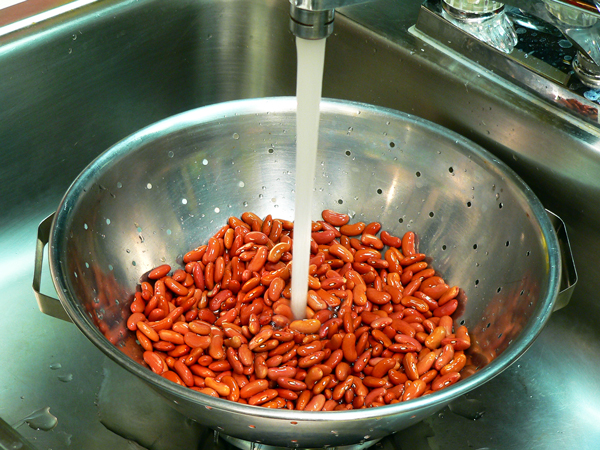 03_Chili-Con-Carne_rinse-beans Rinse the beans under cool running water.