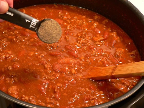 28_Chili-Con-Carne_add-black-pepper Add the black pepper.